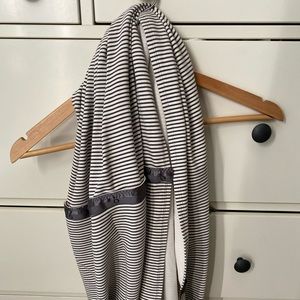 RARE lululemon vinyasa scarf angel wing w/grey
